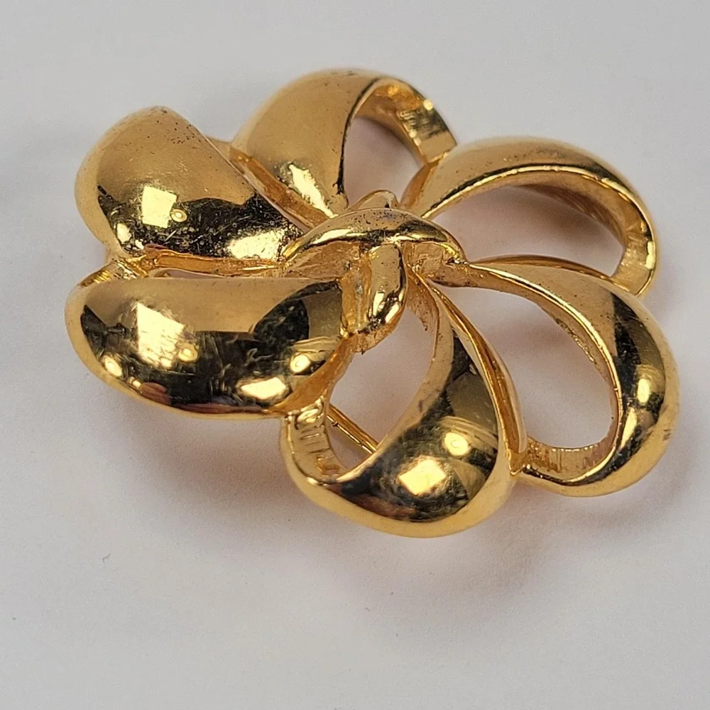 Napier Gold Tone Floral Brooch Pin Yellow Gold Plated Brass Flower Jewelry‎